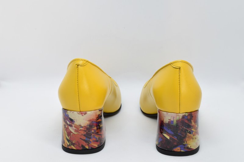 Pantofi galbeni cu toc colorat abstract