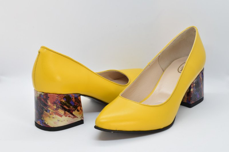 Pantofi galbeni cu toc colorat abstract